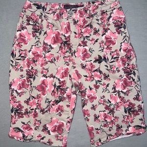 Like New Gloria Vanderbilt floral long jean shorts